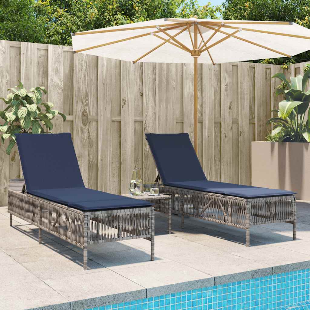 vidaXL Sonnenliegen 2 Stk. mit Tisch Grau Poly Rattan